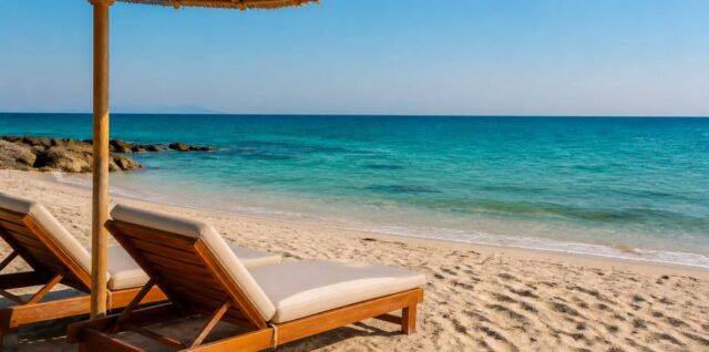 Zonnig zandstrand met turquoise zee voor strandvakantie inspiratie en vergelijken